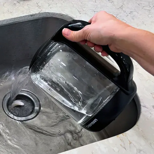 Bežný postup pri čistení upchatého drezu. Ak chcete efektívne vyčistiť upchatý kuchynský drez, existujú rôzne metódy, ktoré môžete použiť pomocou jednoduchých domácich potrieb. Jedným z bežných prístupov je začať vylievaním vriacej vody do odtoku, aby sa roztopila a uvoľnila akákoľvek mastnota alebo čiastočky jedla, ktoré môžu spôsobiť upchatie. Tento počiatočný krok môže často zmierniť menšie upchatia a zlepšiť prietok vody. Bežný postup pri čistení upchatého drezu. Ak chcete efektívne vyčistiť upchatý kuchynský drez, existujú rôzne metódy, ktoré môžete použiť pomocou jednoduchých domácich potrieb. Jedným z bežných prístupov je začať vylievaním vriacej vody do odtoku, aby sa roztopila a uvoľnila akákoľvek mastnota alebo čiastočky jedla, ktoré môžu spôsobiť upchatie. Tento počiatočný krok môže často zmierniť menšie upchatia a zlepšiť prietok vody.